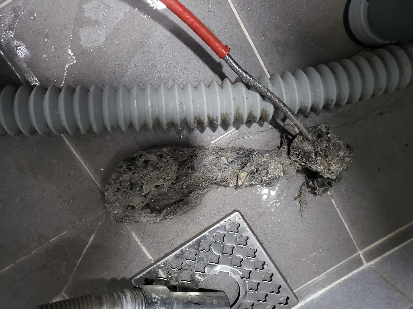 바닥 하수구 주변을 장비로 확인하는 실제 현장